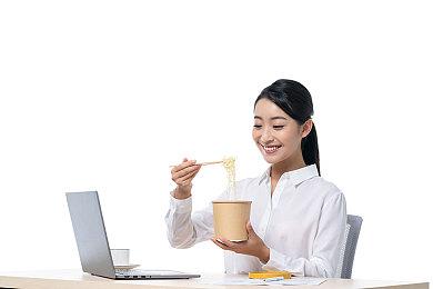 冰墩墩与小光头强共赴冰雪之约《我们的冬奥》发布最新海报预告